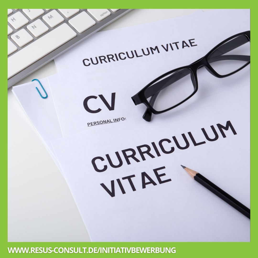 Lebenslauf, Brille und Bleistift auf einem Schreibtisch, Initiativbewerbung bei ReSus Consult
